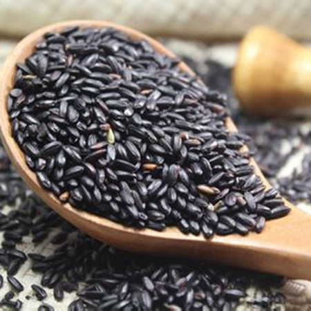 It is rumored that black sesame seeds can help hair become dark and shiny. Is it true?