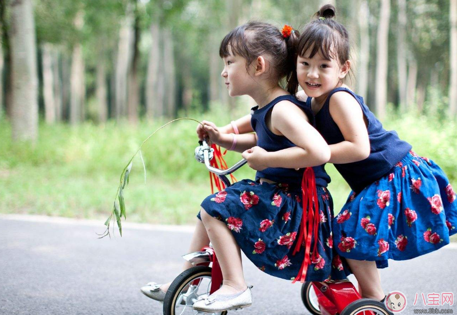  A Scottish primary school welcomed 13 pairs of twins. The teacher felt sorry for him for a minute and wanted to have twins. Look over.