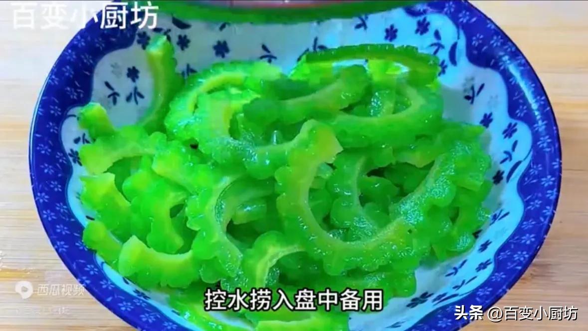 It would be wrong to fry the bitter gourd directly in the pan. I will teach you the secret of the restaurant. The color is emerald green and the taste is refreshing.